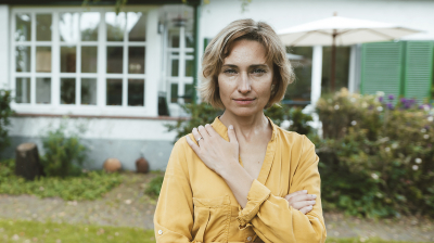 Bei Scheidung und Trennung geht es oftmals um ein gemeinsames Haus oder eine gemeinsame Wohnung. Bei der Scheidung mit Kindern entscheidet deren Verbleib, wer zunächst in Haus oder Wohnung bleiben darf.