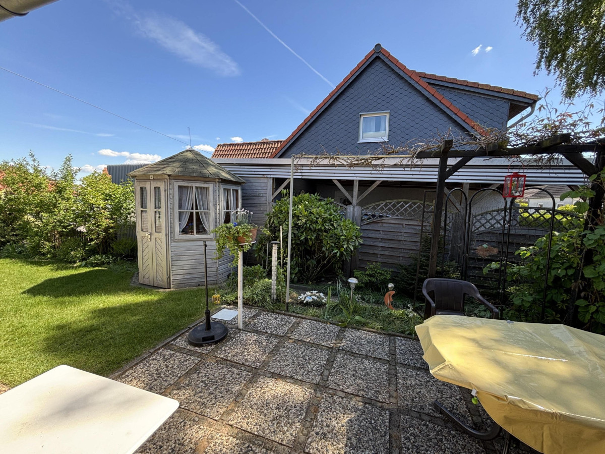 Terrasse und Gartenhaus
