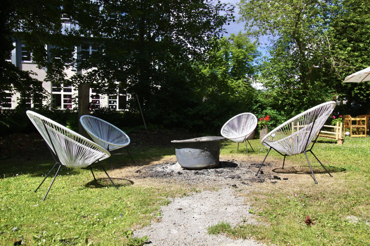 Gemütlicher Sitzbereich im Sonnenschein