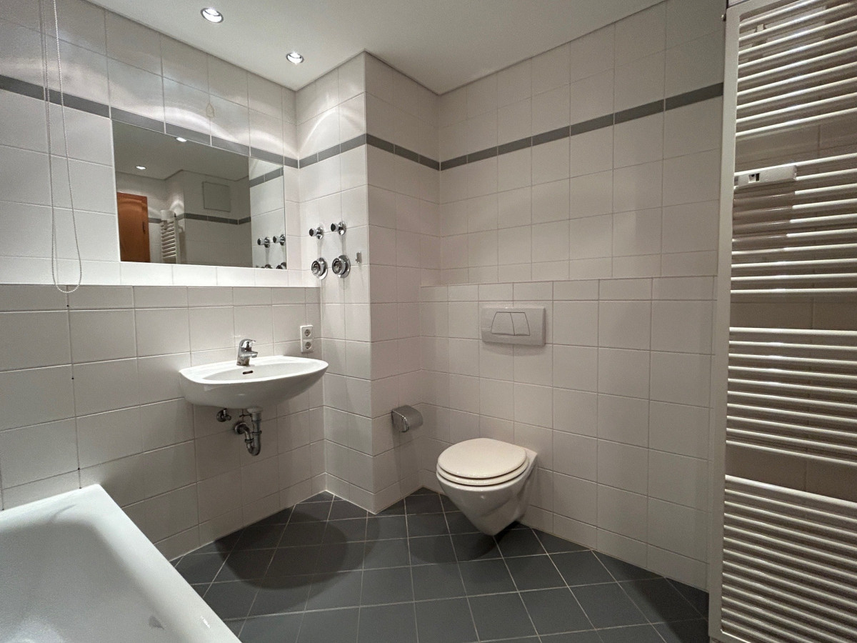 Bad mit Badewanne