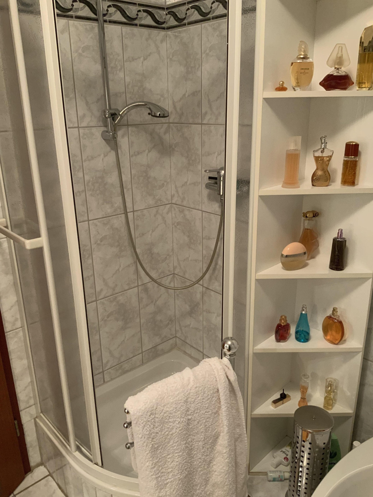 Dusche im Badezimmer