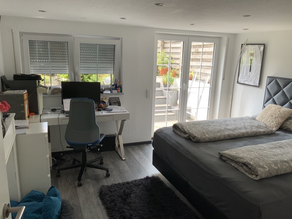 Schlafzimmer mit Zugang zum Garten