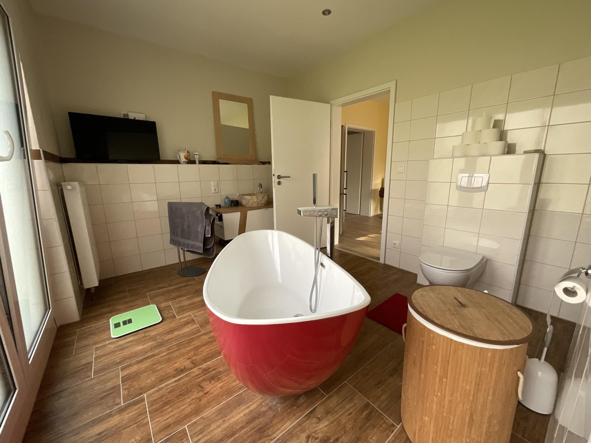Bad mit freistehender Wanne und Dusche