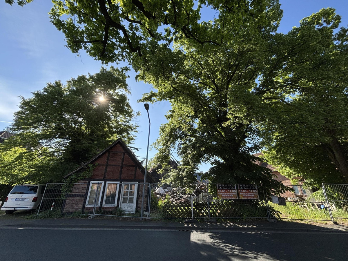 Kl. Gebäude an der Straße