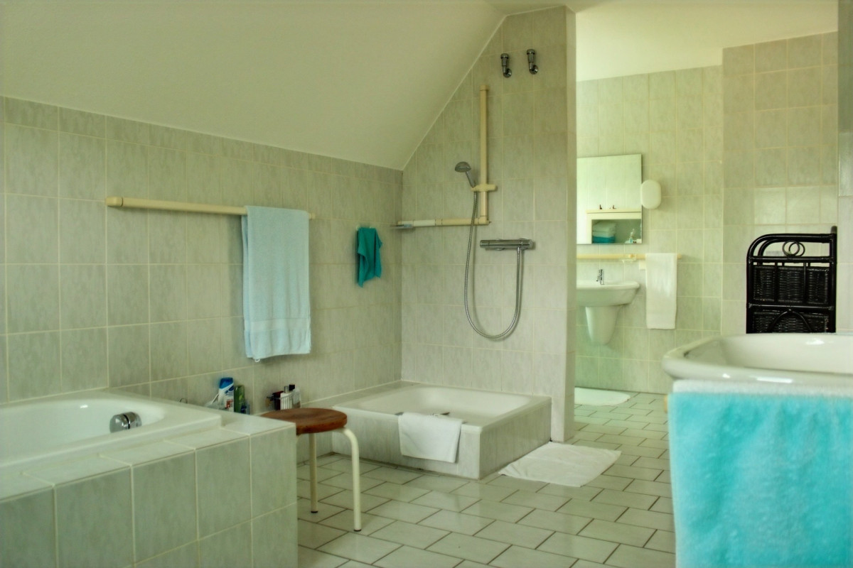 Bad mit Wanne und Dusche