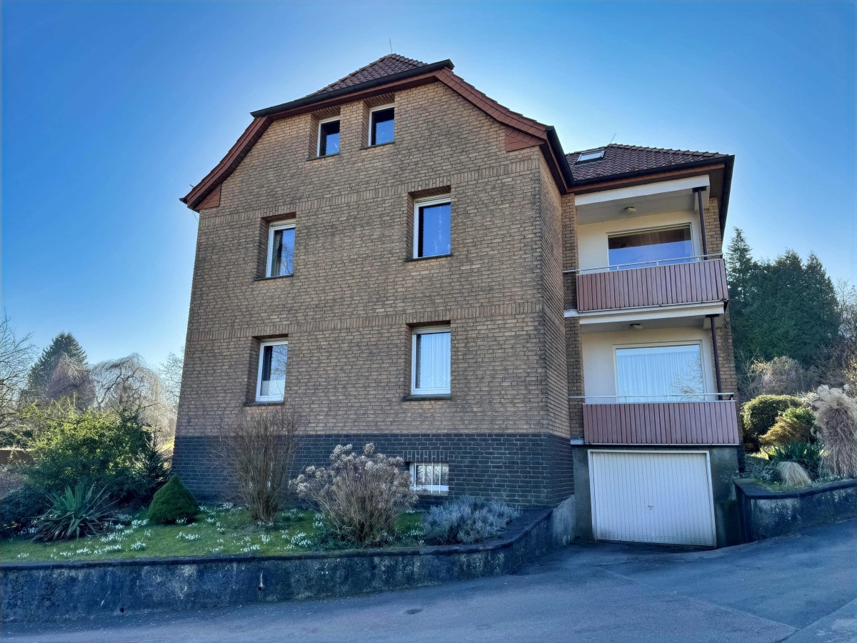 Vorderansicht mit Balkon