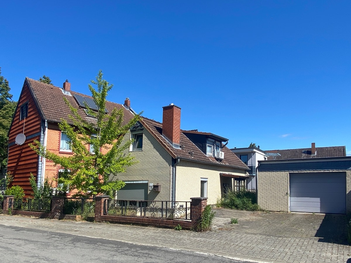Zwei Wohnhäuser und Garage
