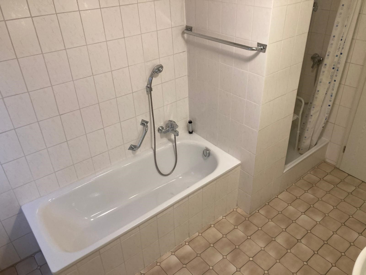 Bad inclusive Wanne/Dusche EG