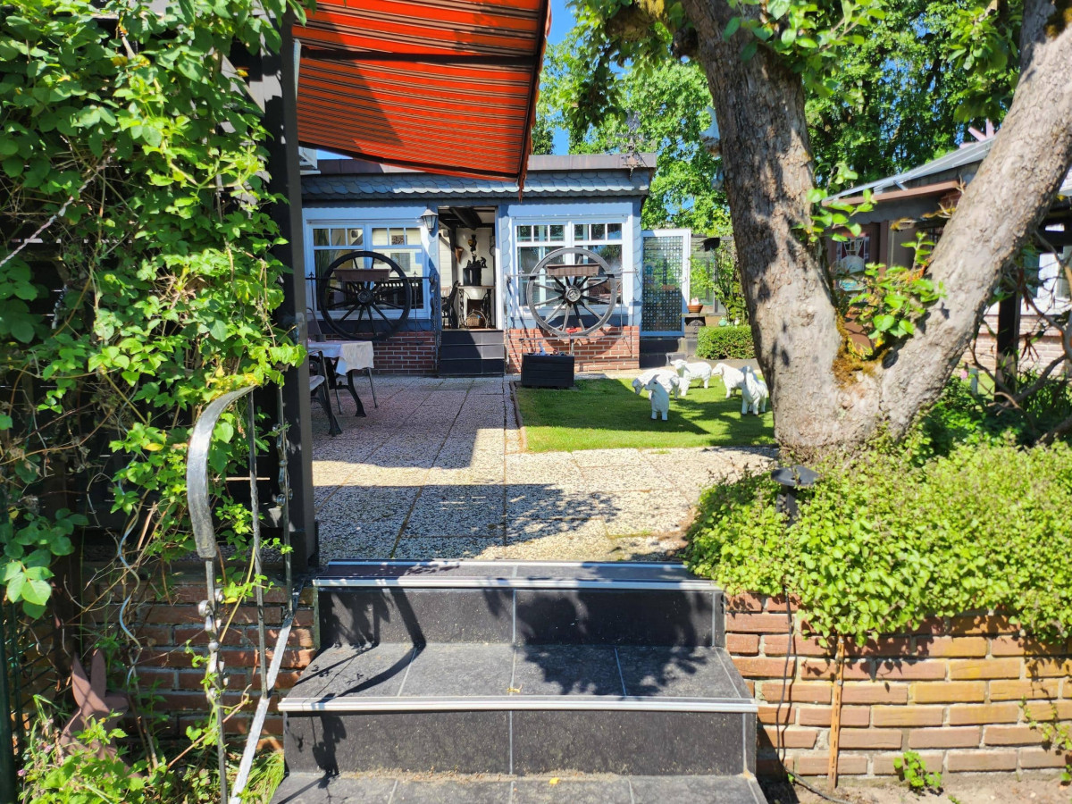 Gartenansicht mit Terrasse und