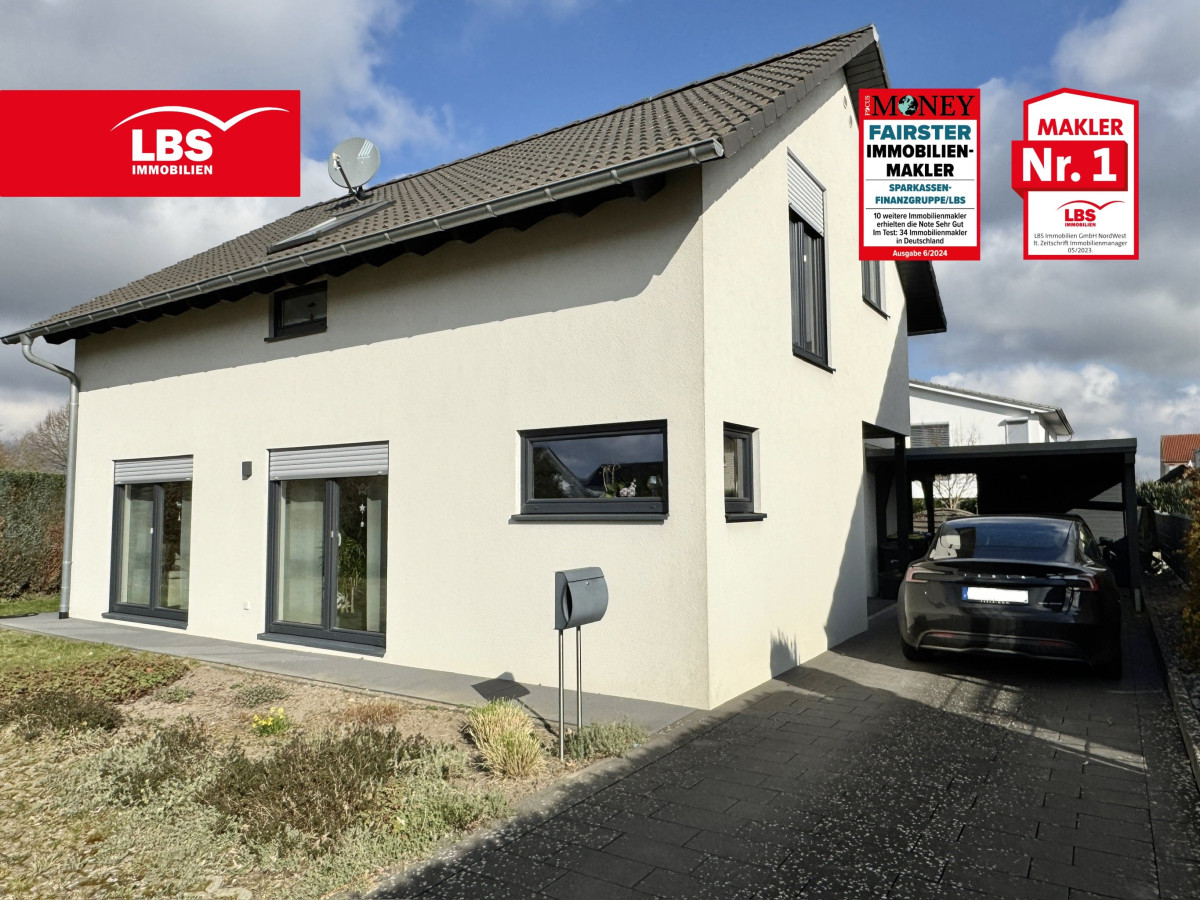 Vorderansicht mit Carport