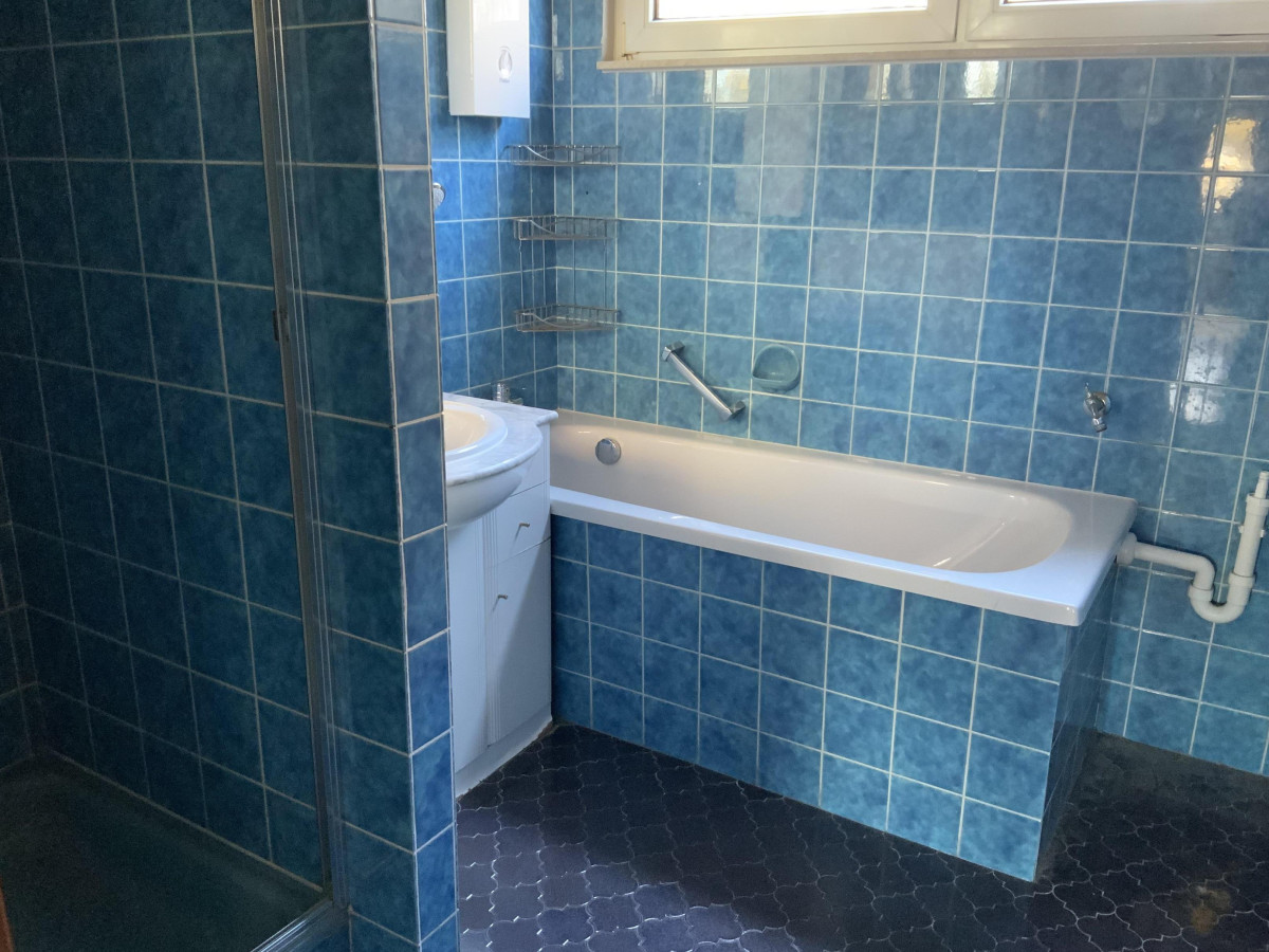 Bad mit Dusche und Wanne