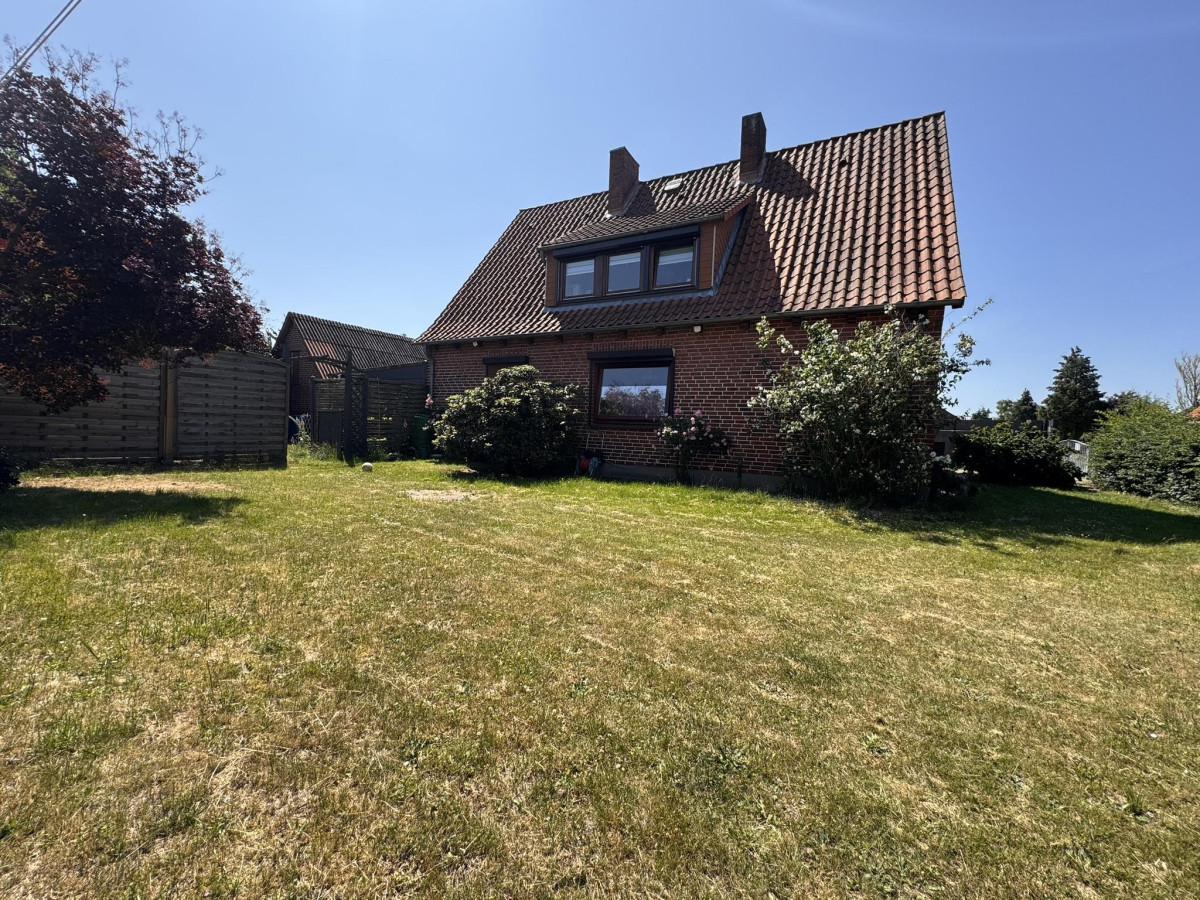 Garten mit Hausansicht