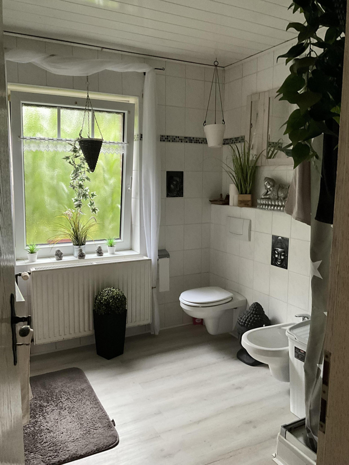 Badezimmer mit Dusche EG