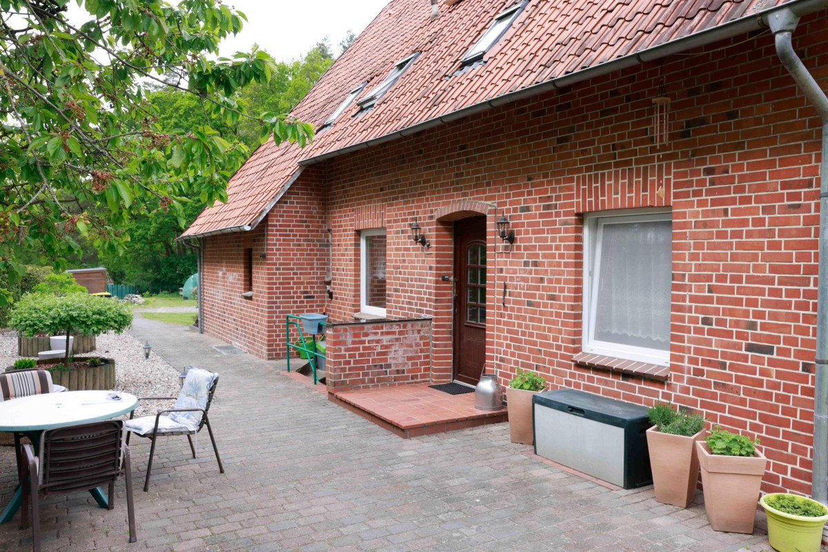 Haustür mit kleinem Freisitz