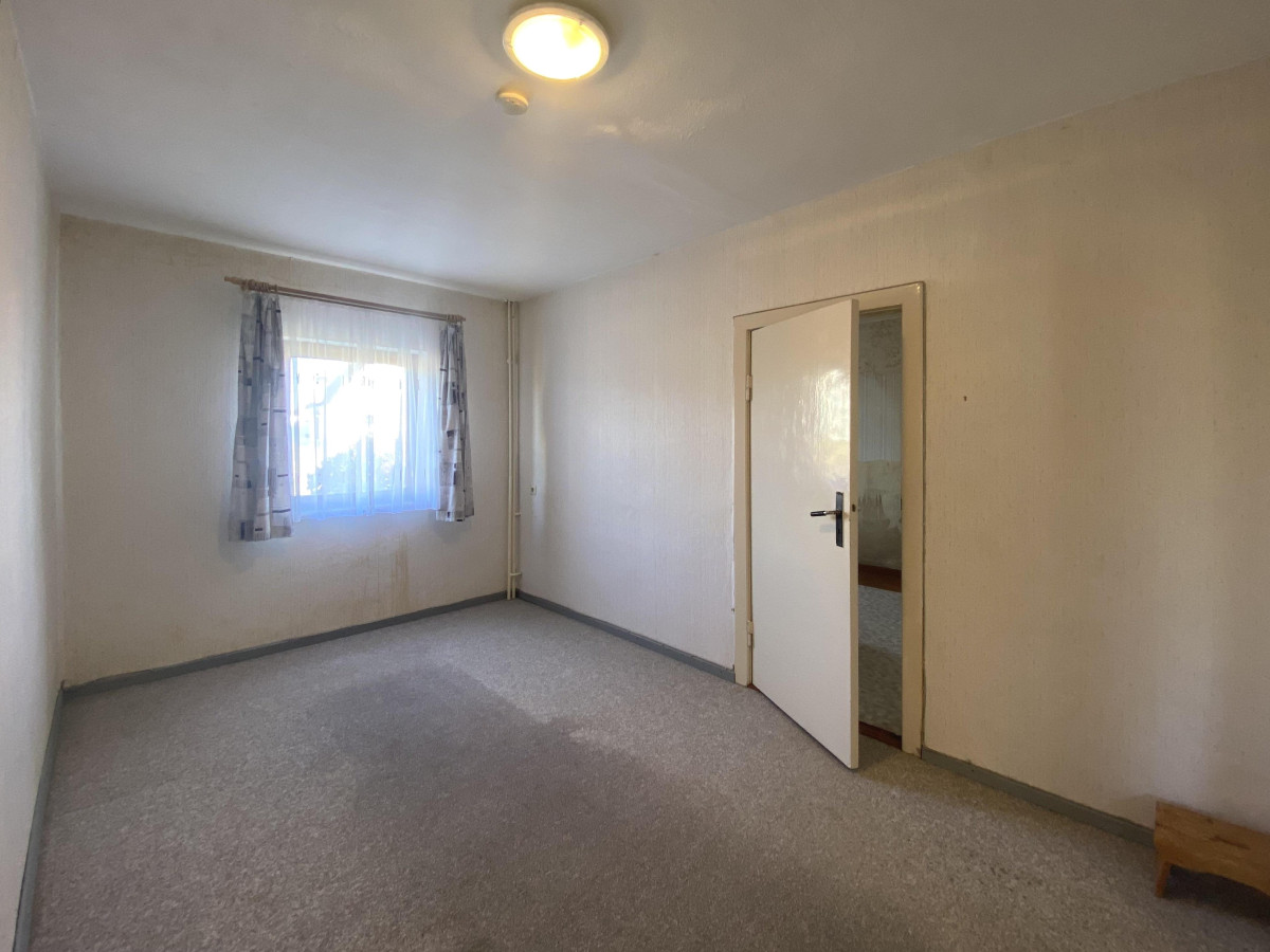 Durchgangszimmer zu…..