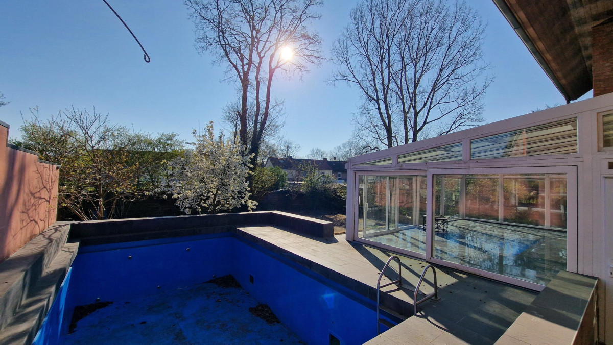 Pool und Wintergarten