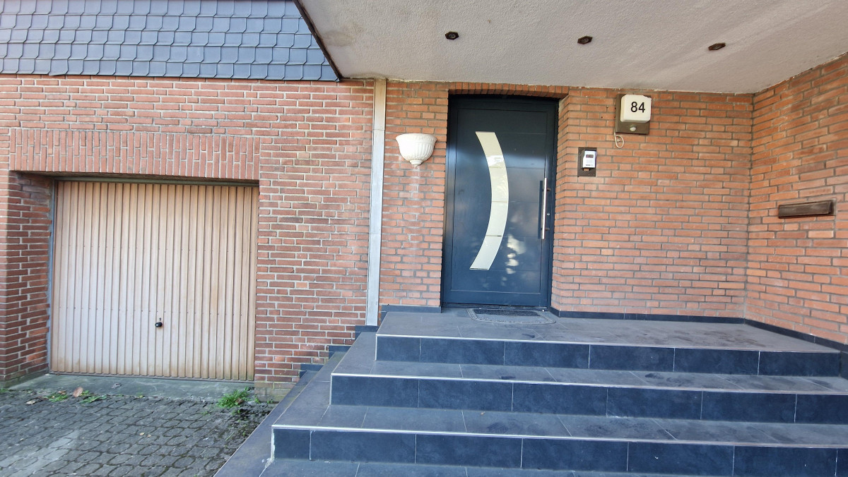 Hauseingang und Garage