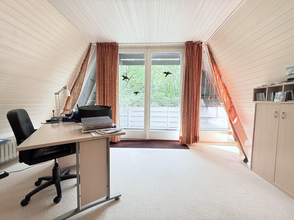 größeres Zimmer mit Balkon im DG