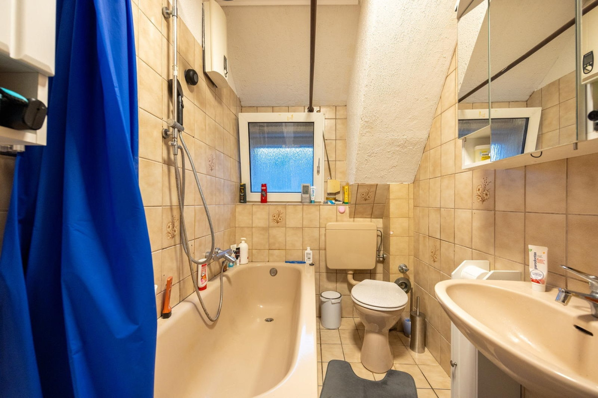 Tageslichtbad mit Badewanne
