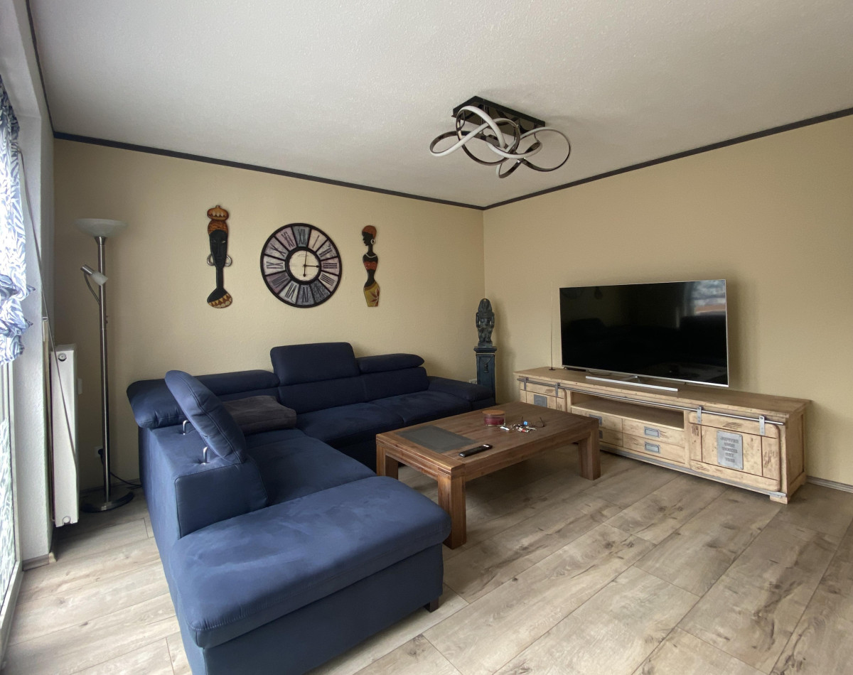 Wohnzimmer mit Balkonzugang
