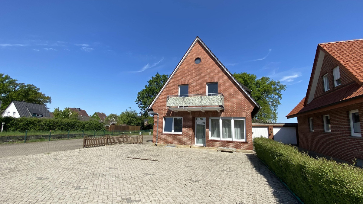3. Garage rechts neben Gebäude