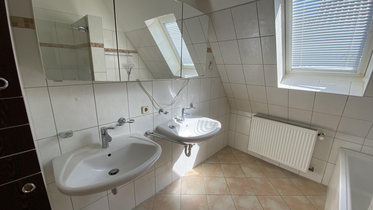 Bad, 2x Waschen, Wanne, Dusche
