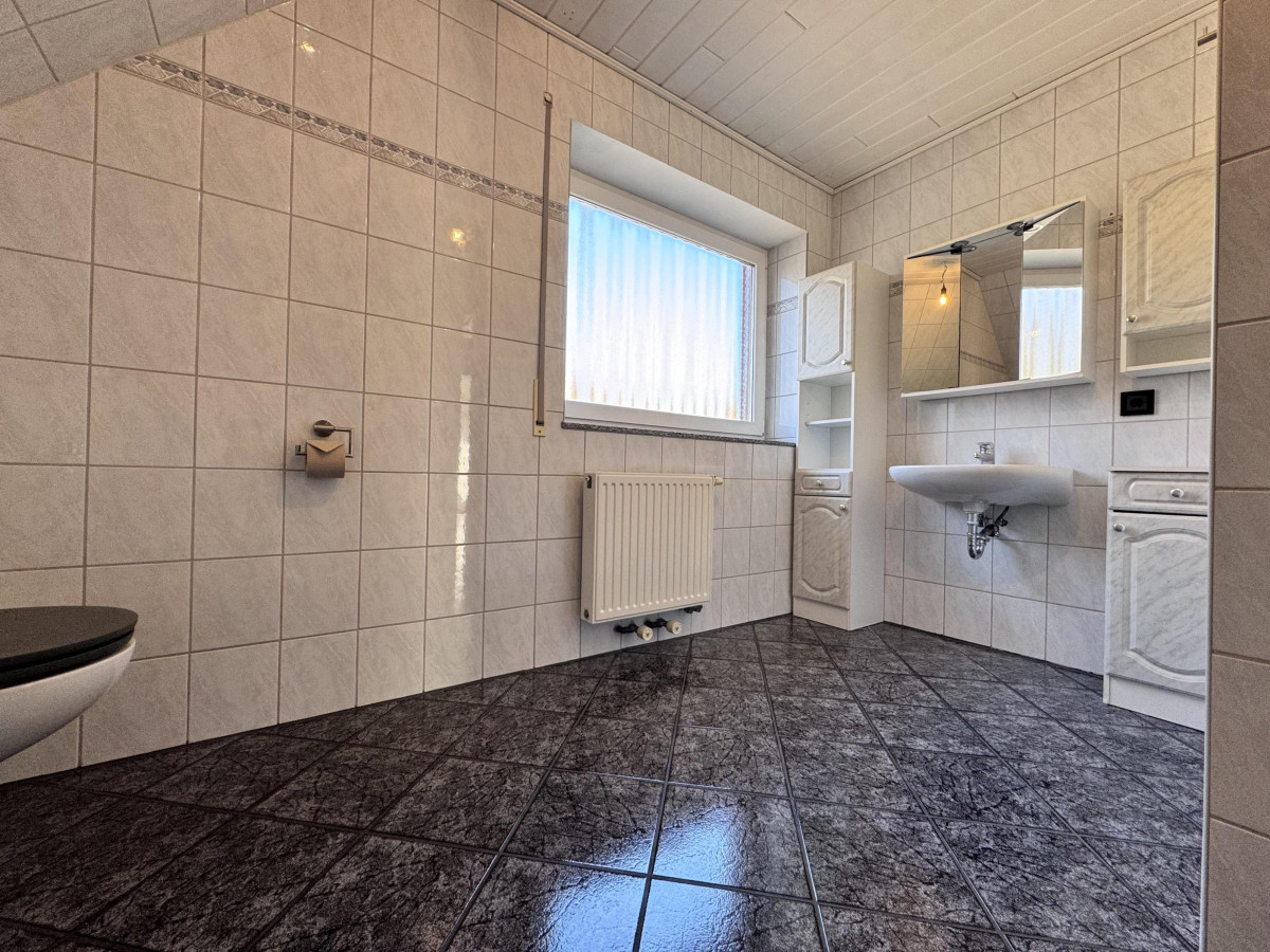 Dachgeschoss - Badezimmer