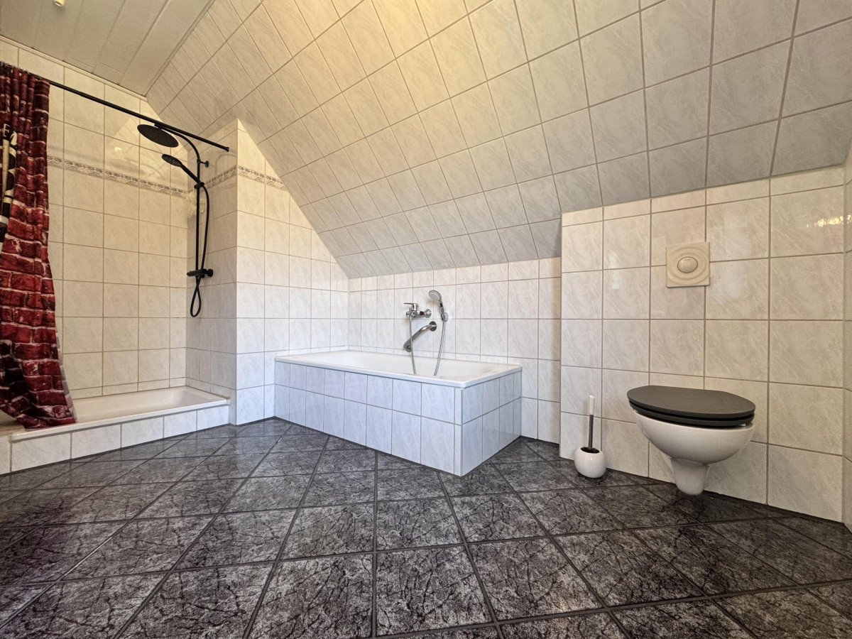 Dachgeschoss - Badezimmer