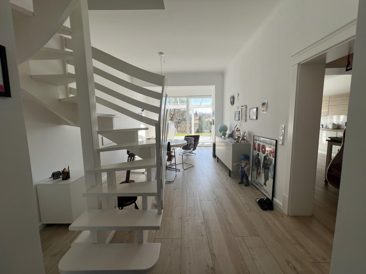 Treppe u. Essbereich