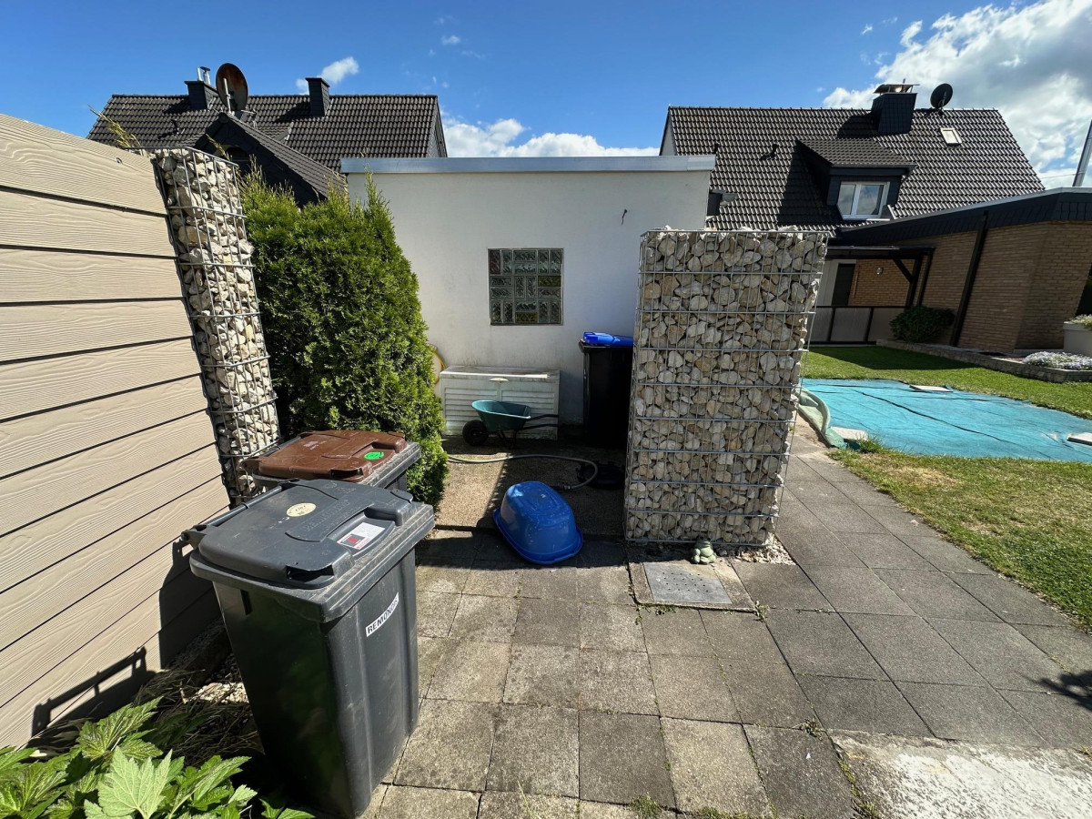 Mülltonnen hinter der Garage