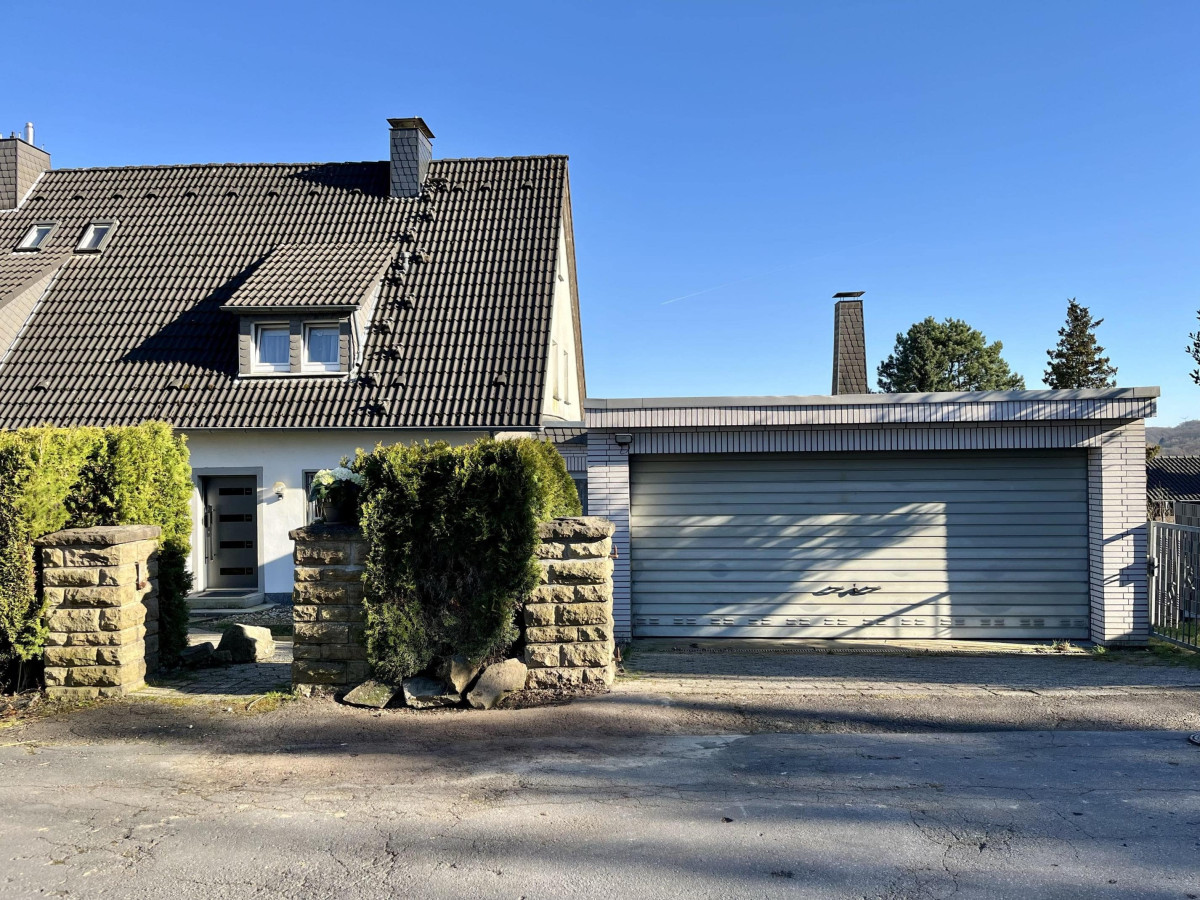 Haus mit Doppelgarage