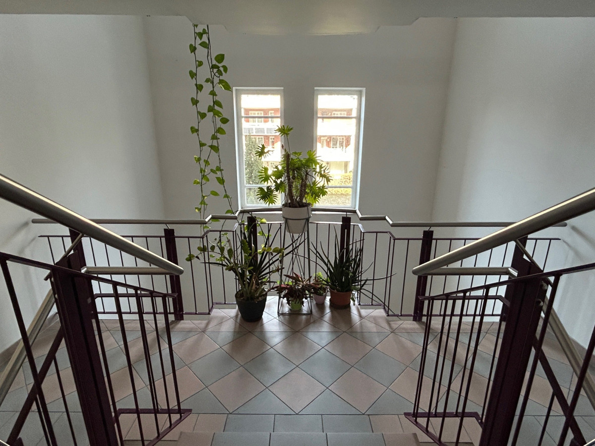 Treppe und Aufzug