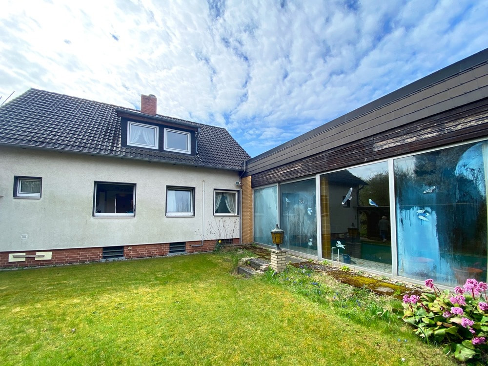 Gartenansicht mit Indoor-Pool