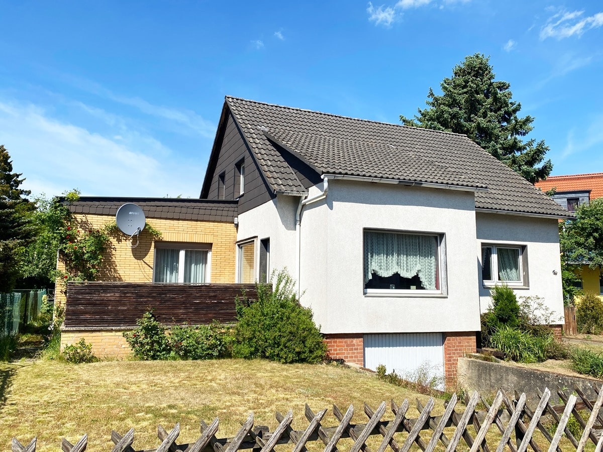 Hausfront mit Anbau