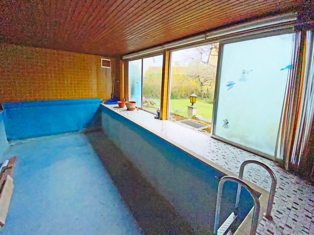 Indoor-Pool mit Gartenzugang