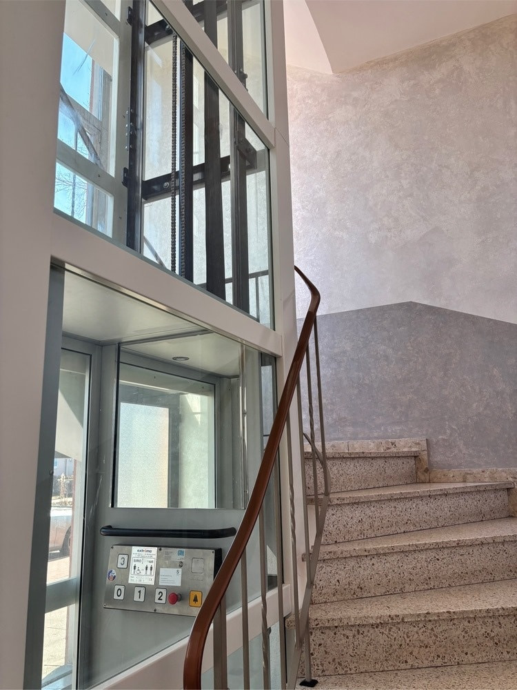 Treppenhaus mit Aufzug