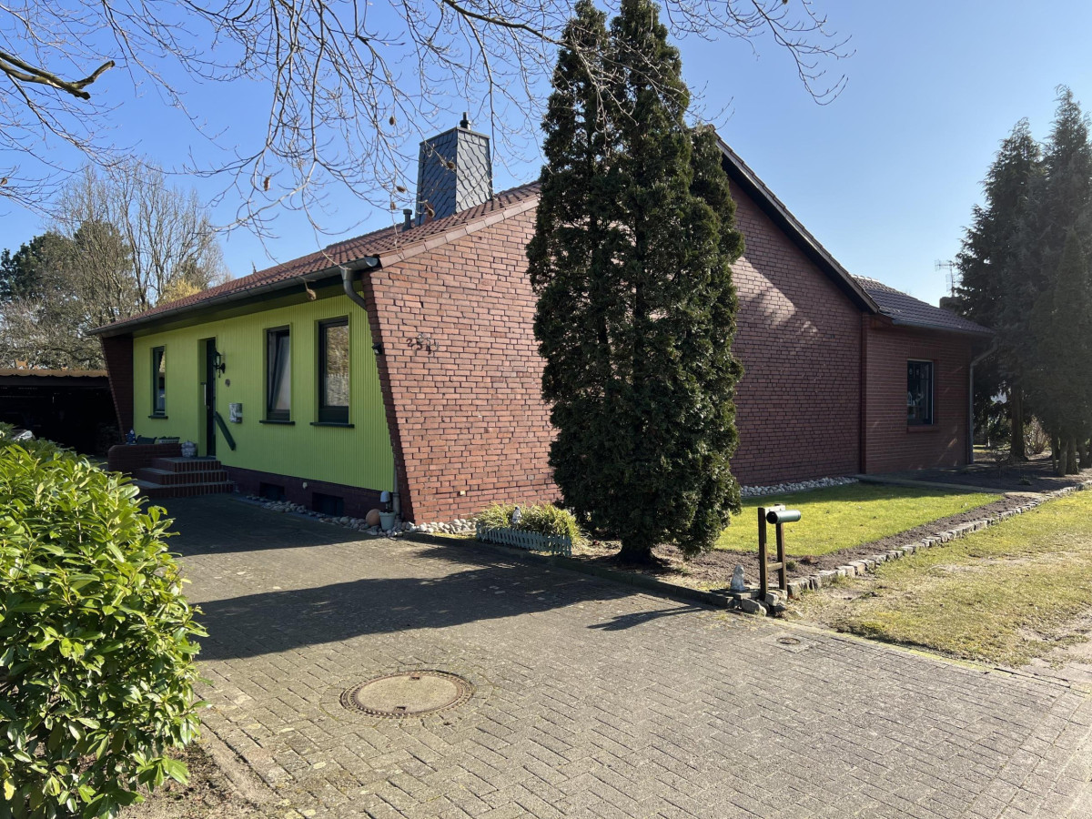 Straßenseite Eingangsbereich
