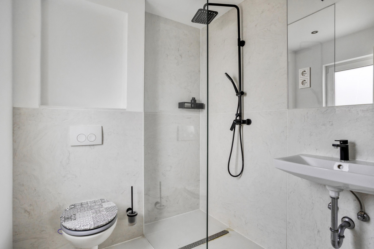 Badezimmer mit Dusche
