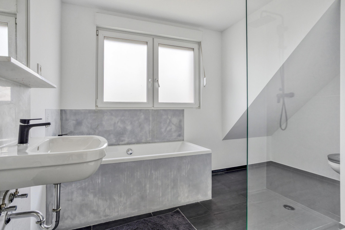 Badezimmer mit Dusche und Badewanne