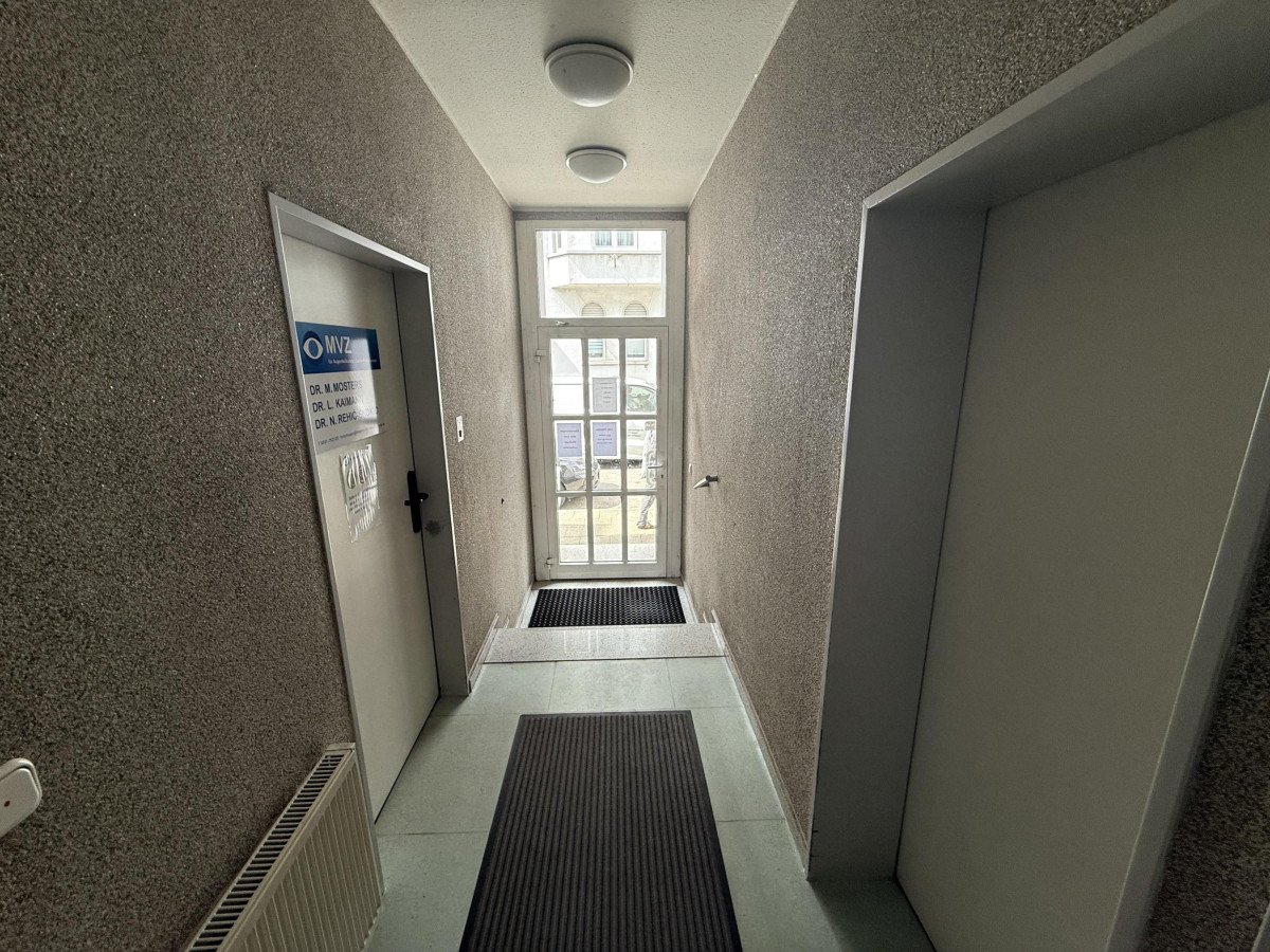 Treppenhaus/Eingang Praxis