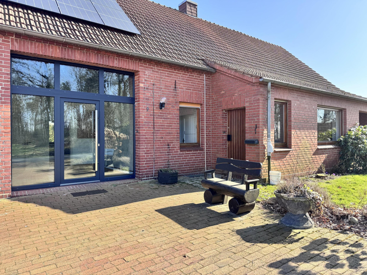 Straßenansicht mit zwei Eingängen