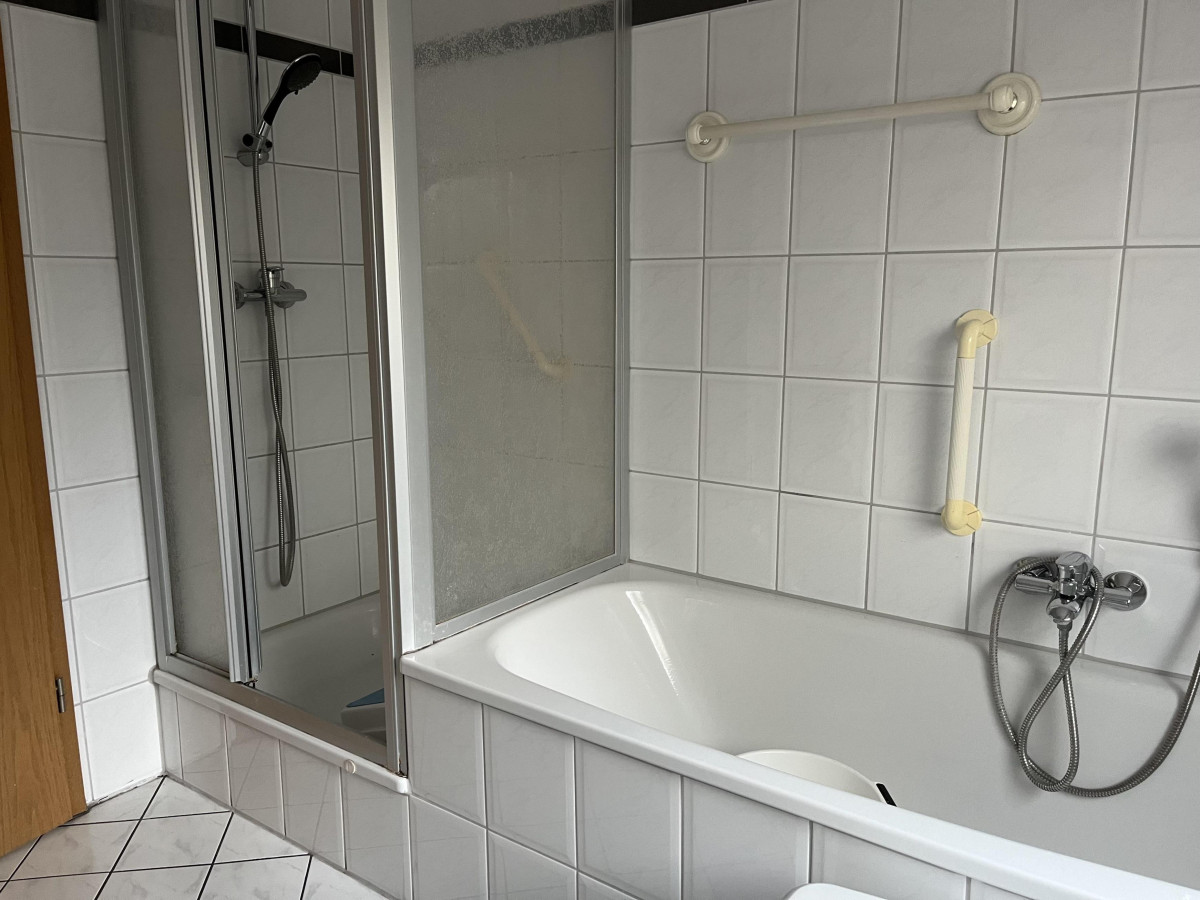 Badezimmer mit Wanne+Dusche