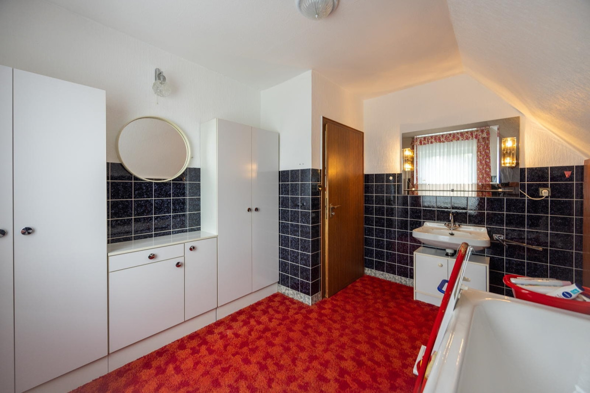 OG: Tageslichtbad mit Wanne