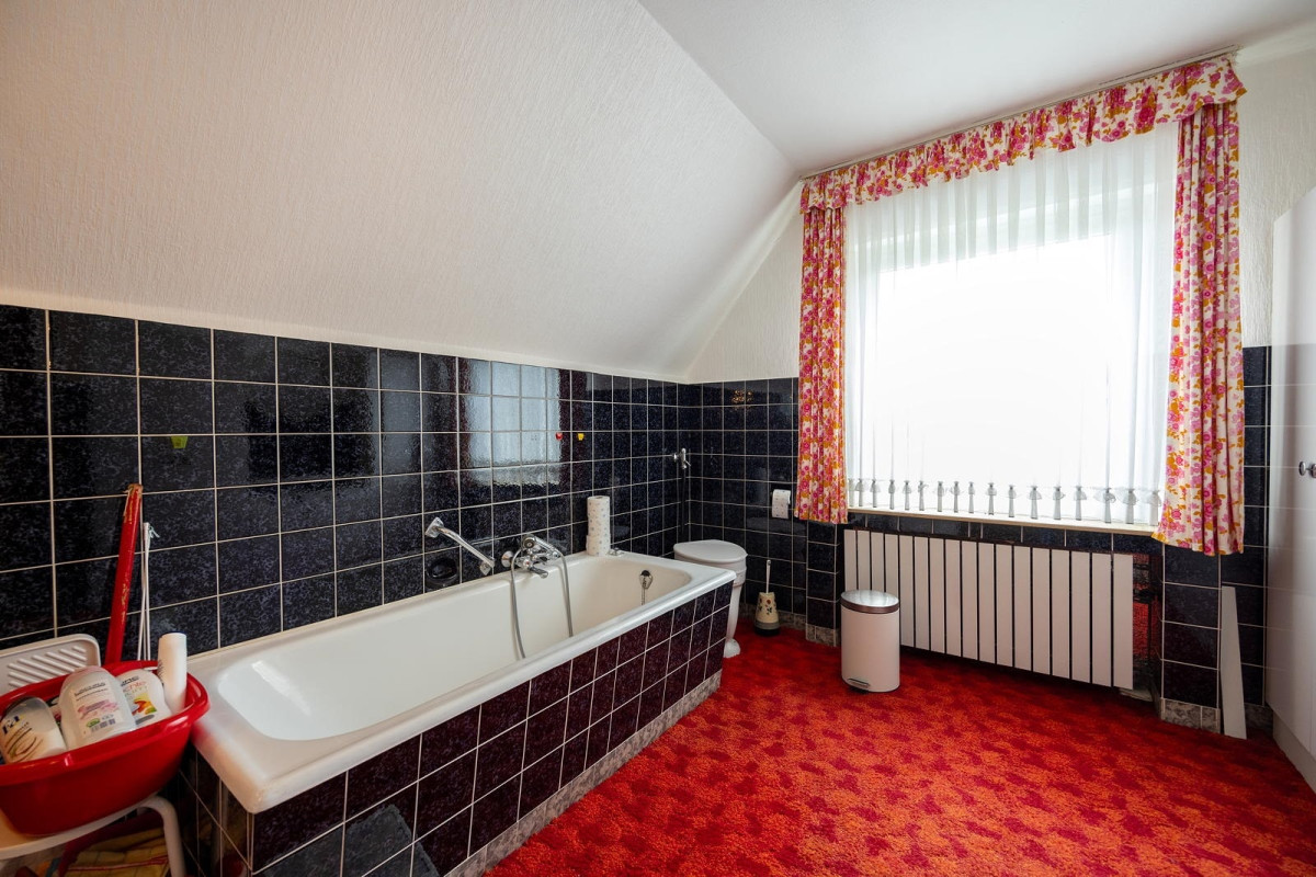 OG: Tageslichtbad mit Wanne
