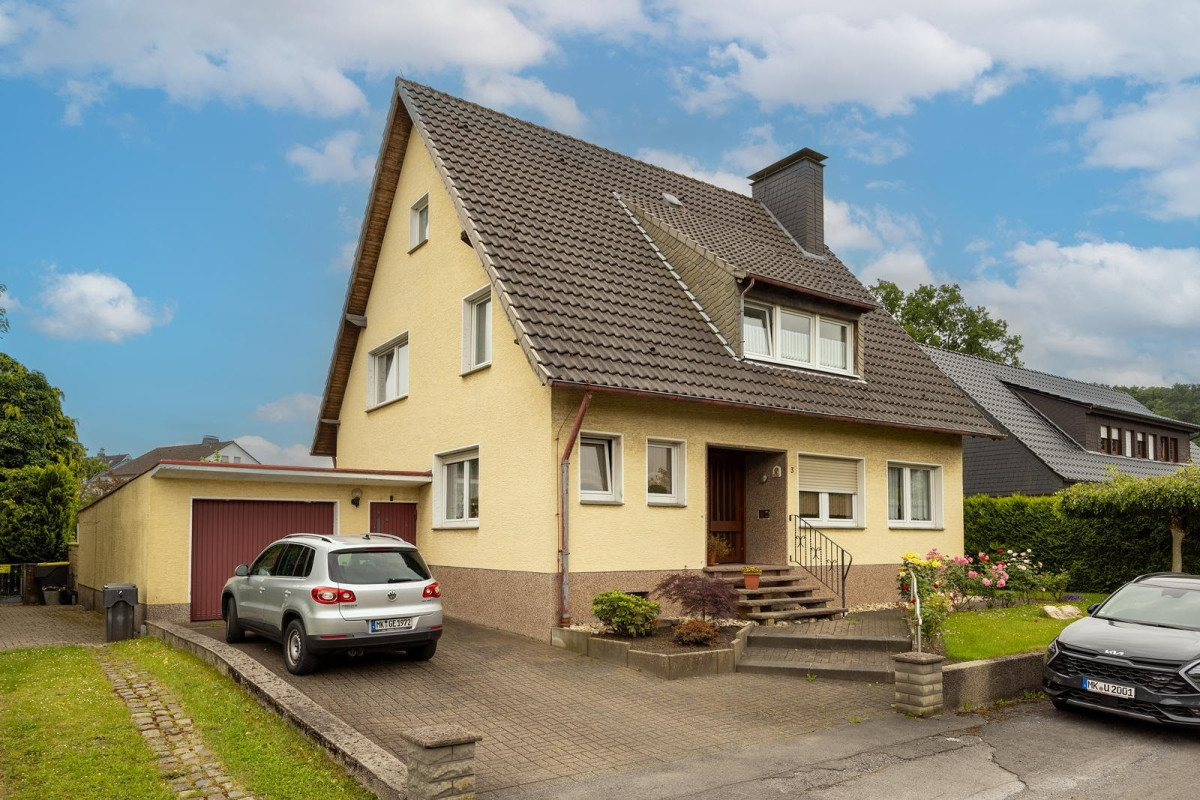 Außenansicht mit Garage