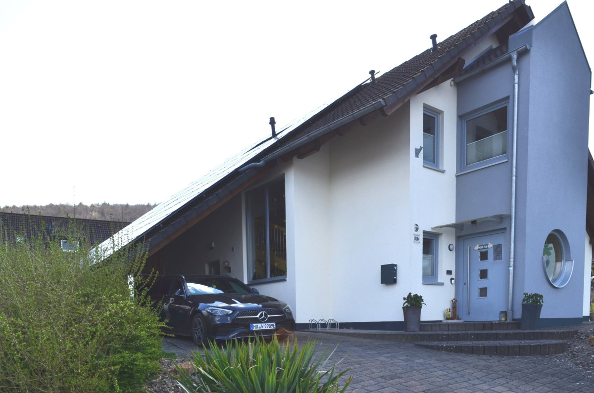 Hausansicht mit Carport