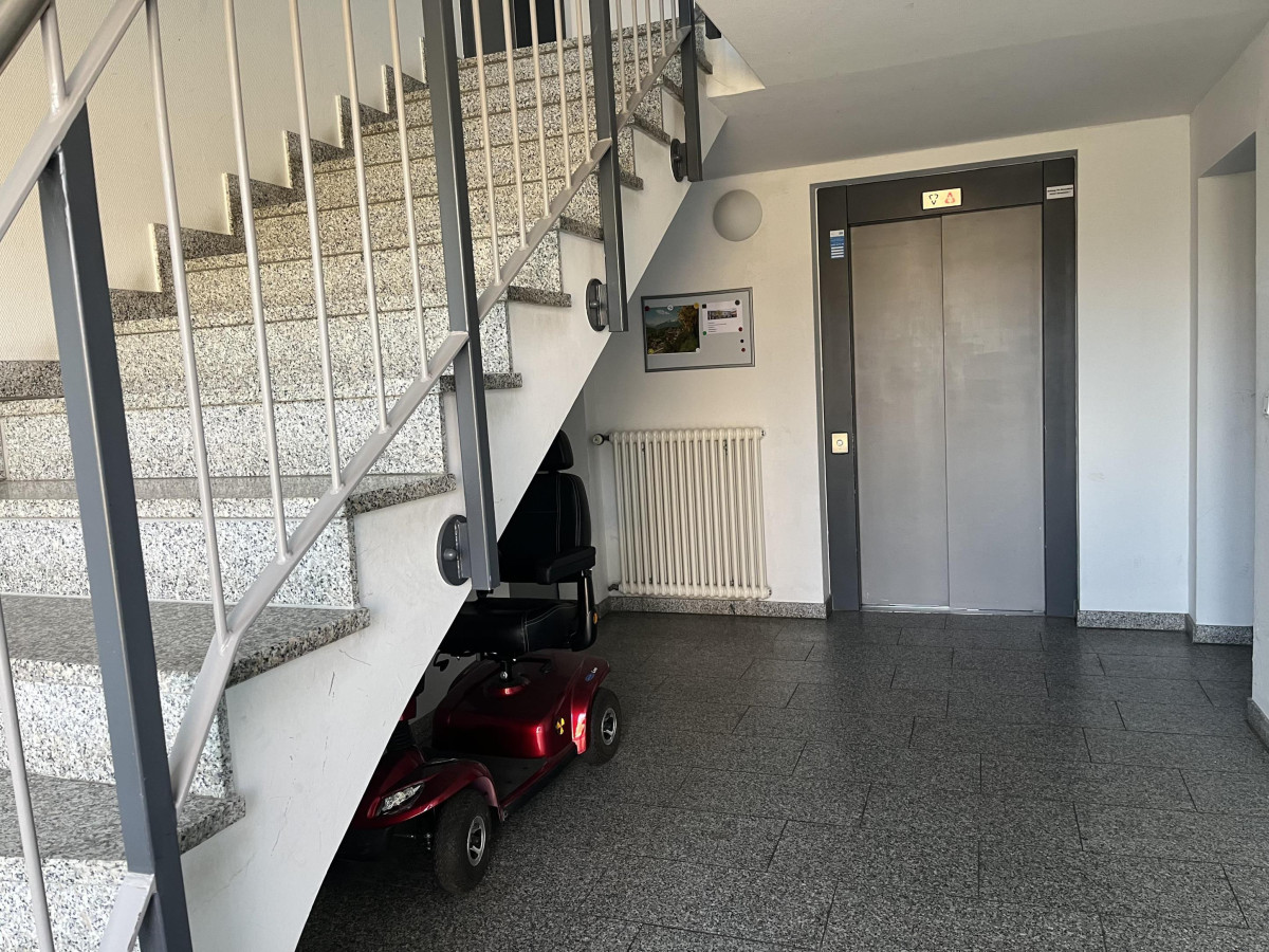 Treppenhaus mit Aufzug