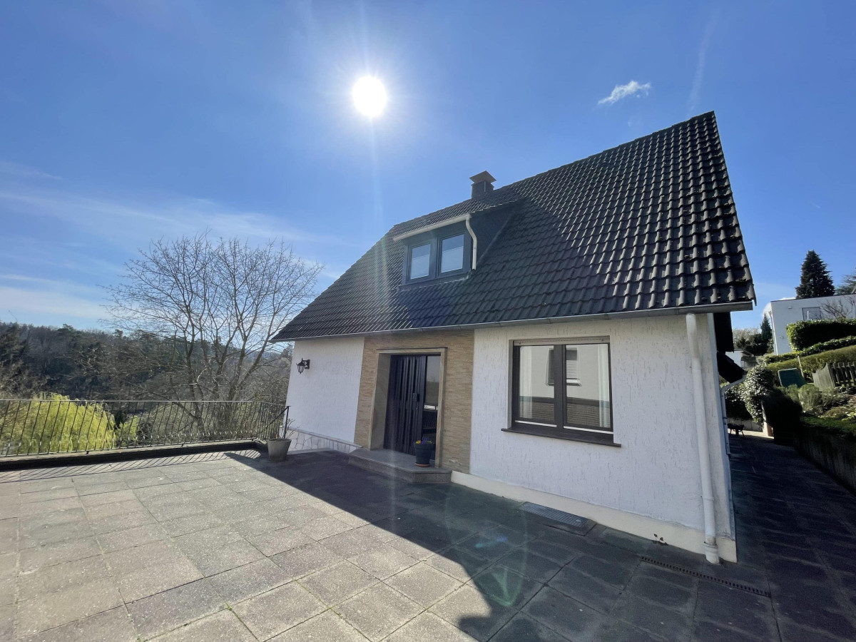 Hauseingang mit Dachterrasse