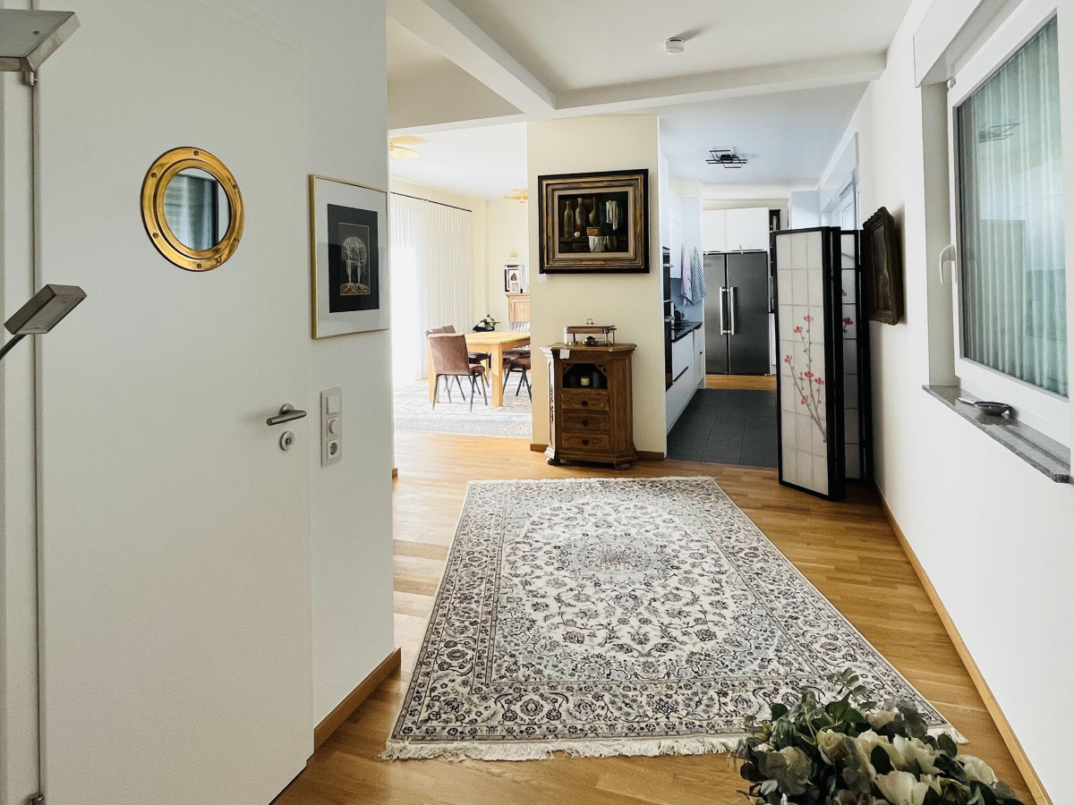 Blick ins Esszimmer und Küche