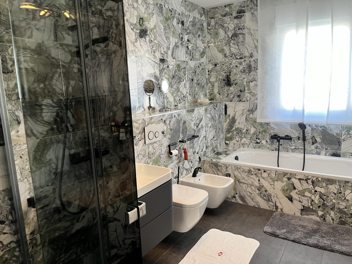 Bad 2 Blick zur Badewanne